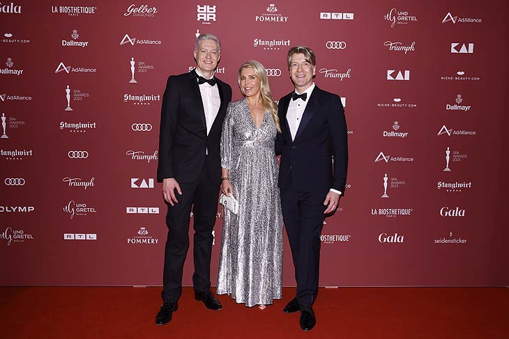 Lars-Eric Mann (Ad Allliance), Astrid Bleeker (Ad Alliance) und Frank Vogel (CEO Ad Alliance) bei den 26. SPA AWARDS by Ad Alliance beim Stanglwirt am 25.03.2023 in Going am Wilden Kaiser  (©Foto: Franziska Krug für Ad Alliance)